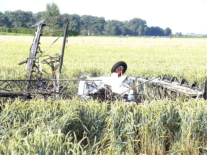 Kurz nach dem Start fängt ein Ultraleichtflugzeug in Niederbayern Feuer, schlägt auf ein Feld auf und brennt völlig aus. Ein Mann und eine Frau sterben.
