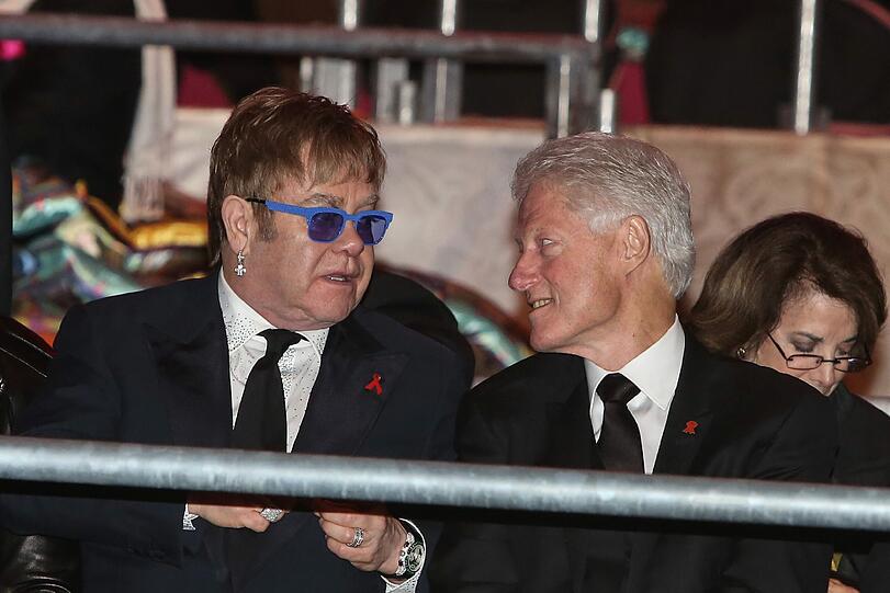 Auch da: Bill Clinton, hier mit Elton John.