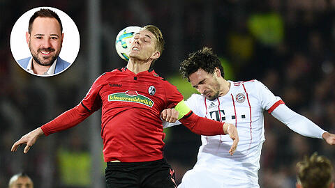 Stürmer und Verteidiger im Duell: Nils Petersen (li.) vom SC Freiburg und Mats Hummels vom FC Bayern.