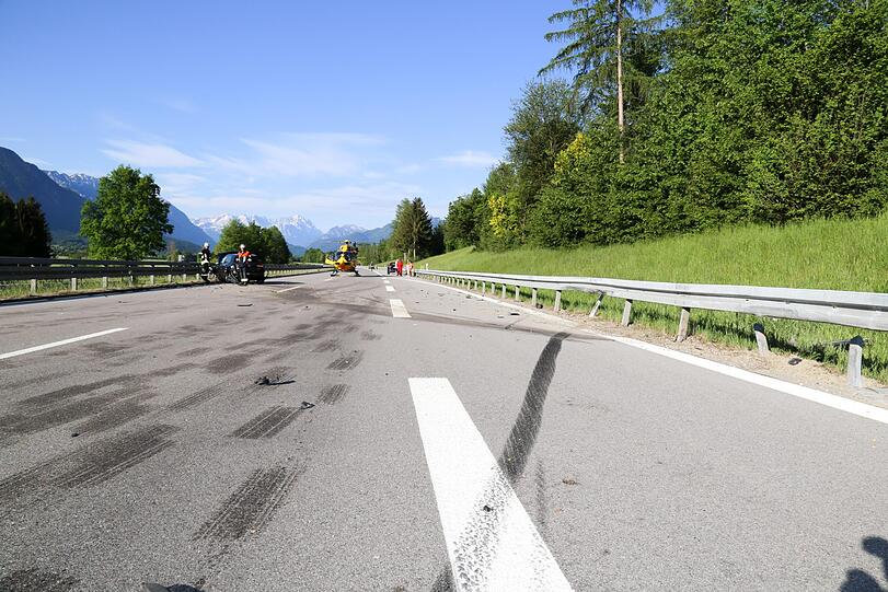Der Autobahnabschnitt ist mit Schrott-Teilen übersät - die Bilder von der Unfallstelle auf der A95 Richtung Garmisch.