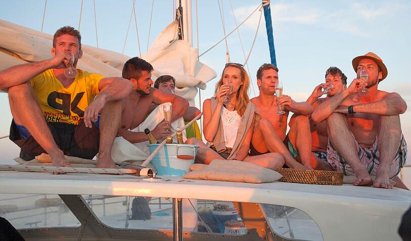 Gemeinsam genießen Anna und die Kandidaten den Sonnenuntergang auf dem Catamaran.