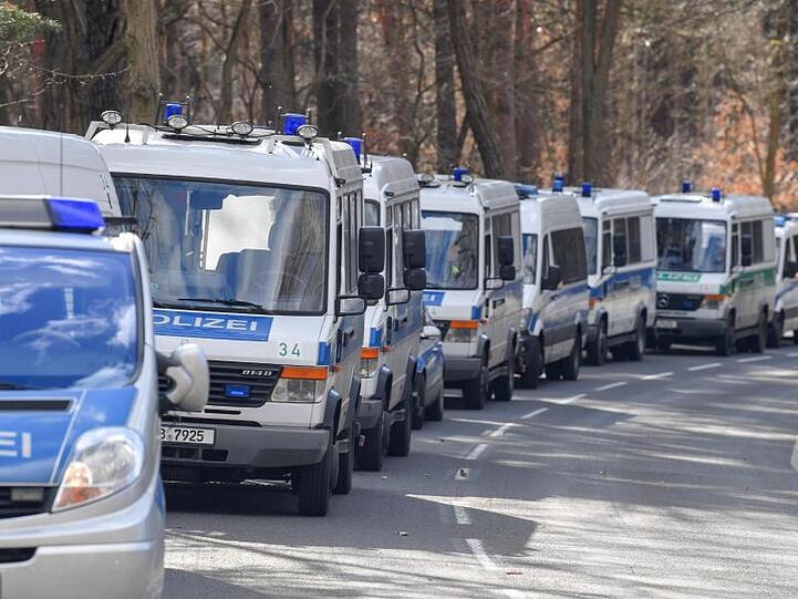 Großeinsatz im Fall Rebecca: Einsatzfahrzeuge der Polizei an einem Waldstück bei Kummersdorf.