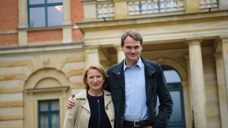 Die Schauspieler Dagmar Manzel und Fabian Hinrichs stehen vor dem Bayreuther Festspielhaus. Foto: Nicolas Armer/Archiv Die Schauspieler Dagmar Manzel und Fabian Hinrichs stehen vor dem Bayreuther Festspielhaus. Foto: Nicolas Armer/Archiv
