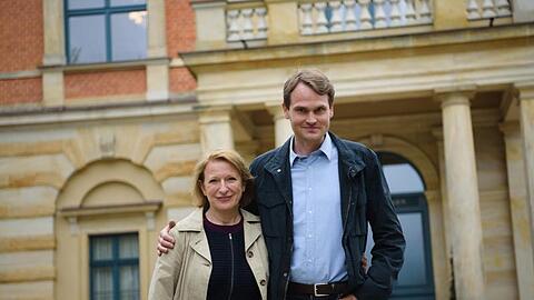 Die Schauspieler Dagmar Manzel und Fabian Hinrichs stehen vor dem Bayreuther Festspielhaus. Foto: Nicolas Armer/Archiv
