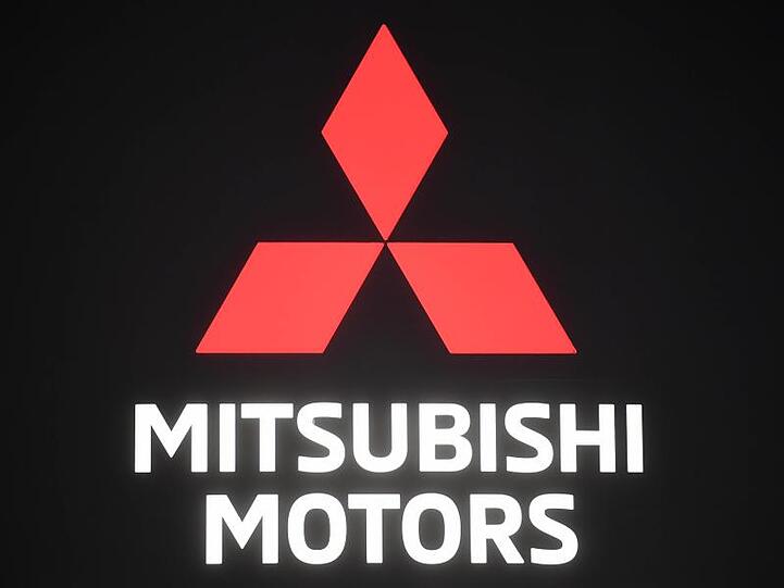 Ein Mitsubishi Logo. Foto: Uli Deck/dpa/Archivbild