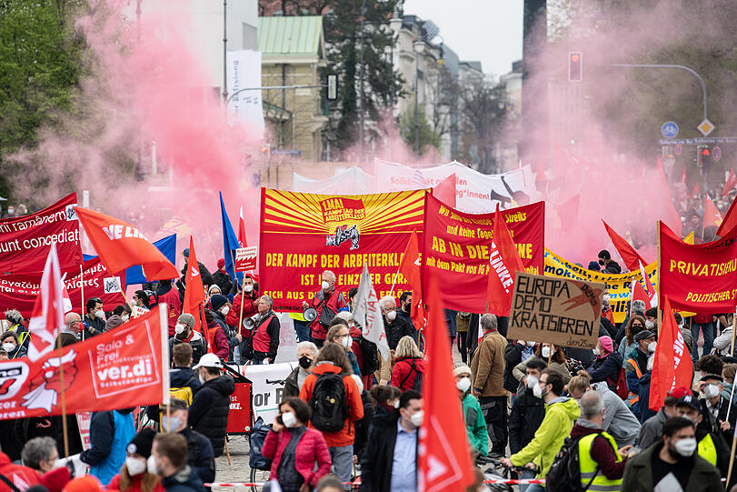 Qualm von Pyrotechnik: DGB-Kundgebung unter dem Motto "Solidarität ist Zukunft" auf dem Königsplatz.