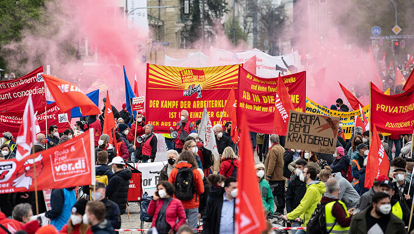 Qualm von Pyrotechnik: DGB-Kundgebung unter dem Motto "Solidarität ist Zukunft" auf dem Königsplatz. Qualm von Pyrotechnik: DGB-Kundgebung unter dem Motto "Solidarität ist Zukunft" auf dem Königsplatz.