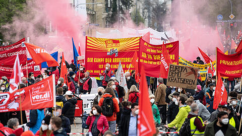Qualm von Pyrotechnik: DGB-Kundgebung unter dem Motto "Solidarität ist Zukunft" auf dem Königsplatz.