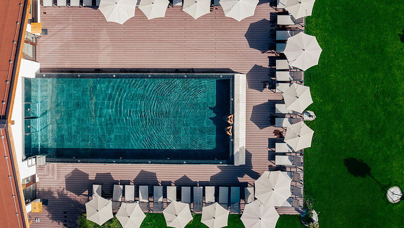 Entspannen Sie am hauseigenen Indoor- oder Outdoor-Pool. Entspannen Sie am hauseigenen Indoor- oder Outdoor-Pool.