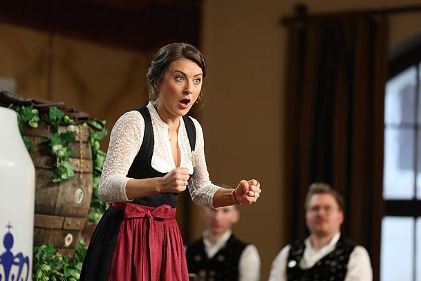Premiere für sie beim Maibock Anstich im Hofbräuhaus : Kabarettistin Kathi Wolf als "Kellnerin Kathi". Premiere für sie beim Maibock Anstich im Hofbräuhaus : Kabarettistin Kathi Wolf als "Kellnerin Kathi".