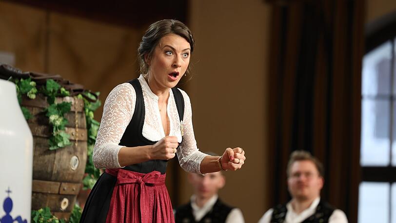 Premiere für sie beim Maibock Anstich im Hofbräuhaus : Kabarettistin Kathi Wolf als "Kellnerin Kathi". Premiere für sie beim Maibock Anstich im Hofbräuhaus : Kabarettistin Kathi Wolf als "Kellnerin Kathi".