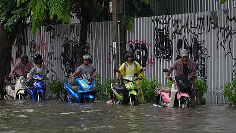 &Uuml;berschwemmungen haben Bangkok weitgehend lahmgelegt.