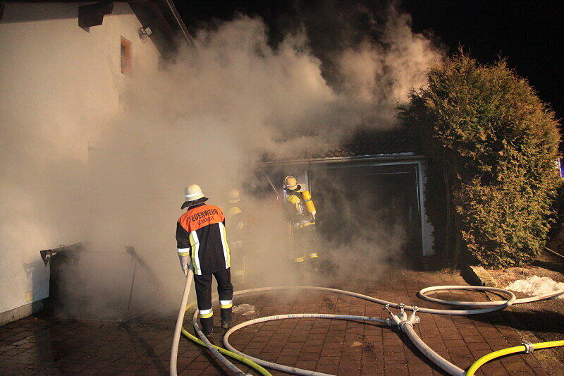 Zu einem Garagenbrand in Dörfl wurden mehrere Feuerwehren alarmiert. Das Feuer ist vermutlich im Dachbereich der Garage ausgebrochen und griff auf das Wohnhaus über.