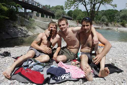 Sonnenbad an und auf der Isar.