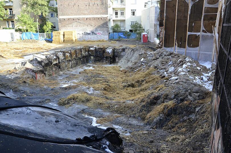 Schwabing am Tag nach der Bombensprengung: Die Spuren der Detonation sind deutlich zu erkennen, teilweise hat sie schwere Schäden verursacht. Derzeit werden die Schäden an den Gebäuden der Umgebung erfasst.