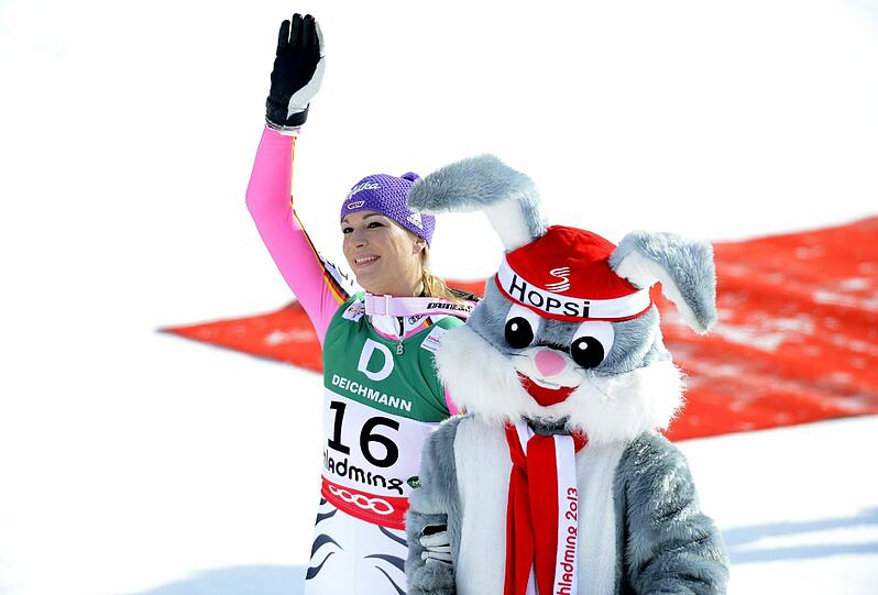 Maria Höfl-Riesch tanzt mit "Hopsi" einen Walzer. Die Bilder