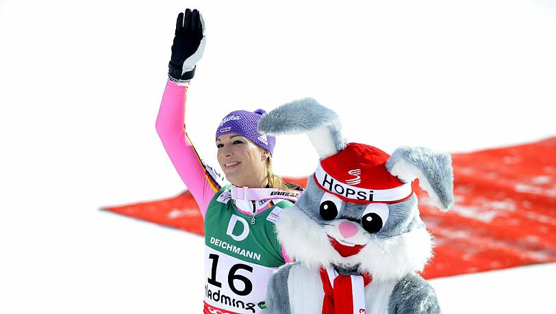 Maria Höfl-Riesch tanzt mit "Hopsi" einen Walzer. Die Bilder Maria Höfl-Riesch tanzt mit "Hopsi" einen Walzer. Die Bilder