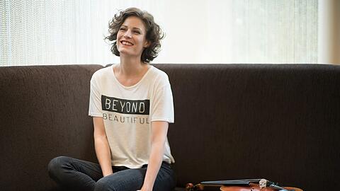Entspannt auf der Couch - natürlich samt Geige: Michaela Danner.