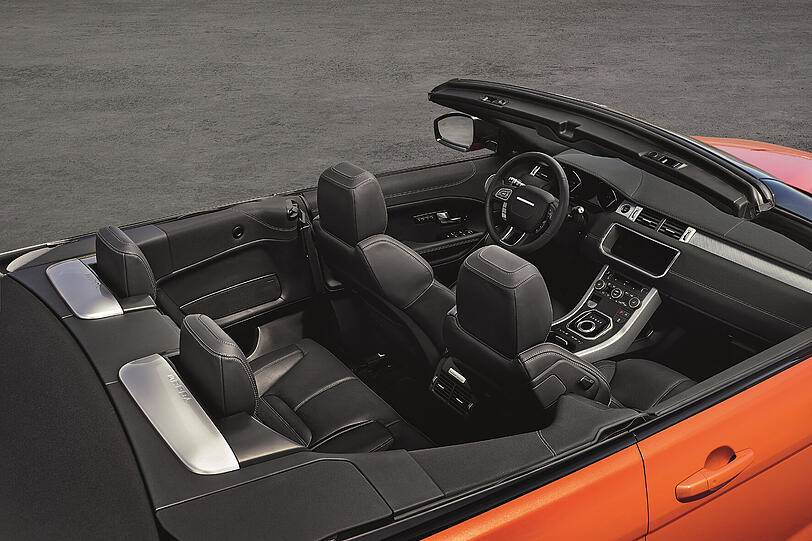 Im Range Rover Evoque Cabrio finden vier Personen Platz. Im Notfall schützen blitzschnell ausfahrende Überrollbügel die Passagiere.