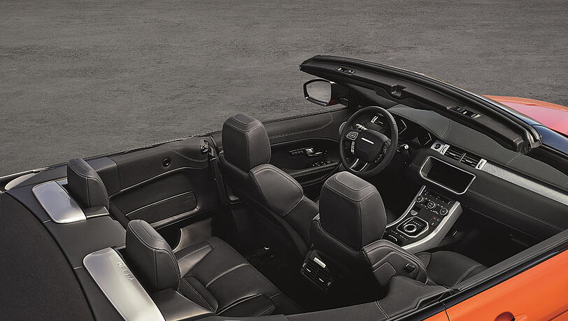 Im Range Rover Evoque Cabrio finden vier Personen Platz. Im Notfall schützen blitzschnell ausfahrende Überrollbügel die Passagiere. Im Range Rover Evoque Cabrio finden vier Personen Platz. Im Notfall schützen blitzschnell ausfahrende Überrollbügel die Passagiere.