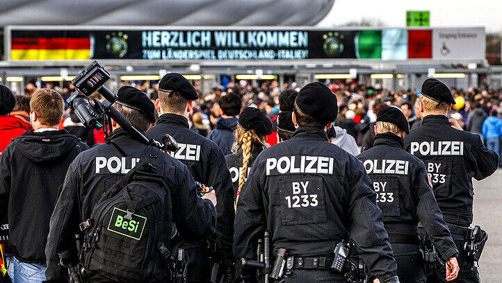 Bayern wirbt vermehrt Migranten für den Polizeidienst an. Bayern wirbt vermehrt Migranten für den Polizeidienst an.