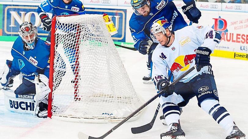 Zweikampf der Eis-Kolosse: Münchens Steve Pinizzotto (vorne) gegen Ingolstadts Matt Pelech.