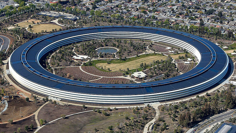 Apple hat sich in Cupertino ein gigantisches Ufo aus Glas und Sonnenkollektoren gebaut.