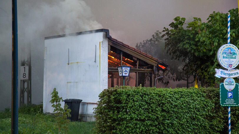 Die Feuerwehr musste am Samstagmorgen ein Feuer in einem Wirtshaus in Bad Reichenhall löschen. Die Bilder.