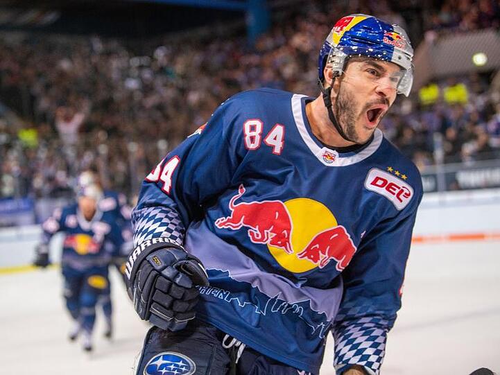 Trevor Parkes von Red Bull München jubelt nach seinem 2:2 Treffer. Foto: Lino Mirgeler/dpa