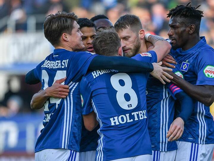 Die Mannschaft von Hamburg jubelt mit Aaron Hunt (M) nach dem Treffer zum 0:1 gegen Ingolstadt. Foto: Armin Weigel