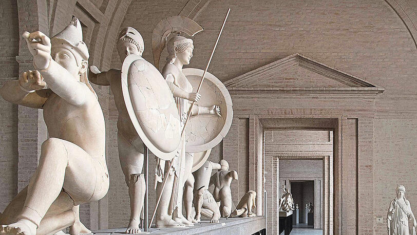 Vor 200 Jahren hat Thorvaldsen die Ägineten ergänzt, seit Mitte der 1960er Jahre sind die Giebelfiguren des Aphaia-Tempels von Ägina wieder "pur" zu sehen. Rechts die Spes von Thorvaldsen. Vor 200 Jahren hat Thorvaldsen die Ägineten ergänzt, seit Mitte der 1960er Jahre sind die Giebelfiguren des Aphaia-Tempels von Ägina wieder "pur" zu sehen. Rechts die Spes von Thorvaldsen.