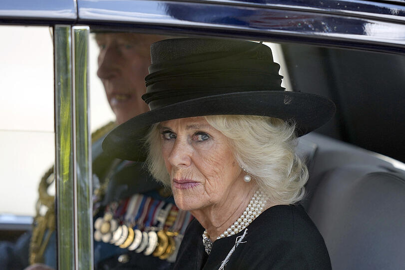 Königsgemahlin Camilla hat der gestorbenen Queen Elizabeth II. in einer emotionalen Videobotschaft Tribut gezollt.