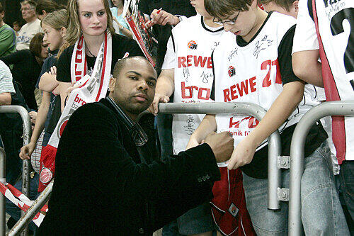 Für die Fans gibt&rsquo;s Autogramme, für die Gegner nur einen grimmigen Blick: Alexander Johnson, Bambergs neuer Herrscher der Lüfte.