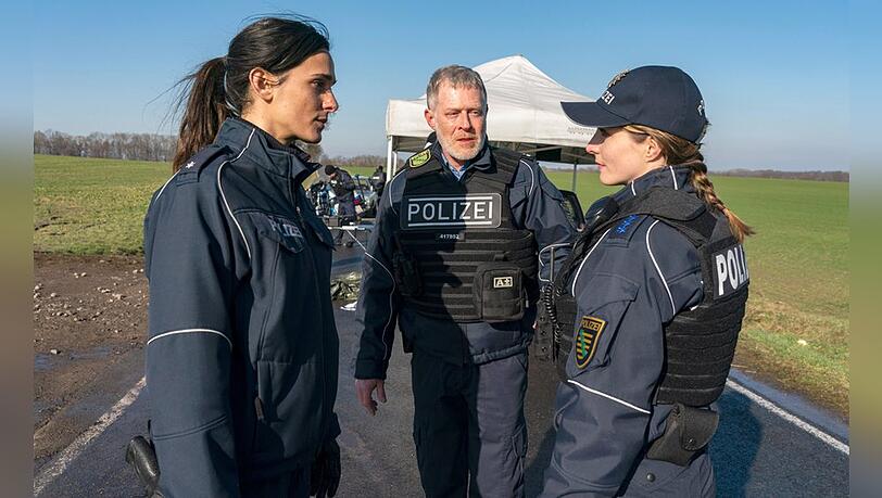 Leila Demiray (Aybi Era), Jens Riebold (Andreas Lust), Anna Stade (Paula Kroh) im "Tatort: Unter Feuer" - Revierleiter Riebold suspendiert die beiden jungen Kolleginnen, da sie sich vom Tatort entfernt haben