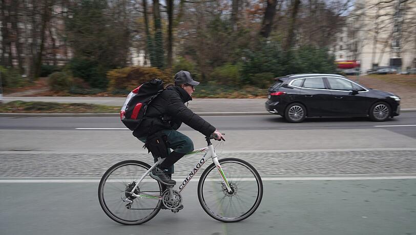 Endlich ein komfortabler Radweg, werden sich viele Radler denken. Und tatsächlich: Auf der Höhe Altstadtring Ecke Brienner Straße ist der grüne Streifen beinahe so breit wie die halbe Fahrbahn für Autos. Endlich ein komfortabler Radweg, werden sich viele Radler denken. Und tatsächlich: Auf der Höhe Altstadtring Ecke Brienner Straße ist der grüne Streifen beinahe so breit wie die halbe Fahrbahn für Autos.