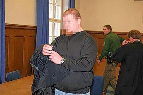 Wegen gefährlicher Körperverletzung angeklagt: Heinz H. (31) sitzt seit sieben Monaten in U-Haft. Ein Sachverständiger attestierte ihm verminderte Schuldfähigkeit wegen emotionaler Instabilität.