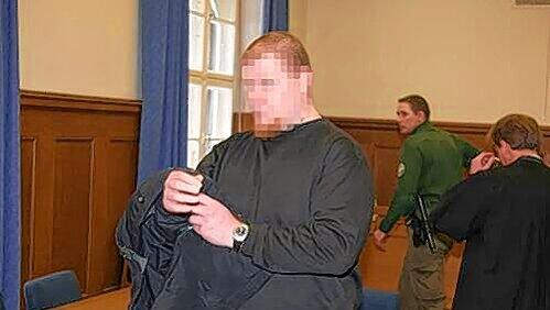 Wegen gefährlicher Körperverletzung angeklagt: Heinz H. (31) sitzt seit sieben Monaten in U-Haft. Ein Sachverständiger attestierte ihm verminderte Schuldfähigkeit wegen emotionaler Instabilität. Wegen gefährlicher Körperverletzung angeklagt: Heinz H. (31) sitzt seit sieben Monaten in U-Haft. Ein Sachverständiger attestierte ihm verminderte Schuldfähigkeit wegen emotionaler Instabilität.