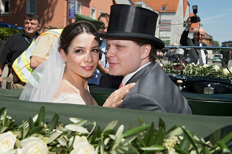 Der Sohn des Bleistiftherstellers Anton Wolfgang Graf von Faber-Castell, Charles Alexander, und seine Ehefrau Melisa Eliyesil haben am Samstag kirchlich geheiratet. Die Bilder von der Adelshochzeit!