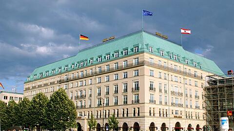 Das Berliner Luxushotel Adlon am Pariser Platz in Berlin Mitte. Wer hier eine der beiden Präsidenten-Suiten mietet, für 7700 Euro die Nacht, Blick auf die Quadriga inklusive, der mietet den Butler, den dienstbaren Geist mit weißen Handschuhen gleich mit. Das Adlon ist nicht nur ein Hotel, es ist ein Mythos. Im Jahr 1907 als Luxushotel eröffnet, war es für Jahrzehnte ein Ort des mondänen, internationalen Lebens, ein Mittelpunkt im Berliner Gesellschaftsleben.
