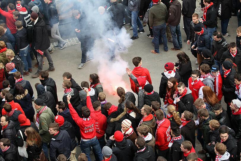Bengalos, Chinaböller, Flaschenwürfe: FC Bayern II gegen TSV 1860 II: Die Bilder von Aufmarsch der Fans. 1000 Polizei-Beamte sind im Einsatz.