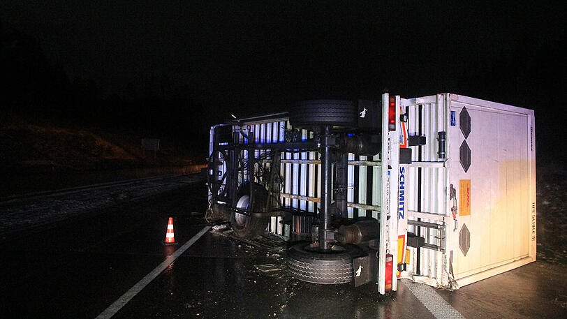 Auf der A71 ereigneten sich zwei Lkw-Unfälle unmittelbar nacheinander, einer davon mit tödlichem Ausgang. Die Bilder von der Unfallstelle.