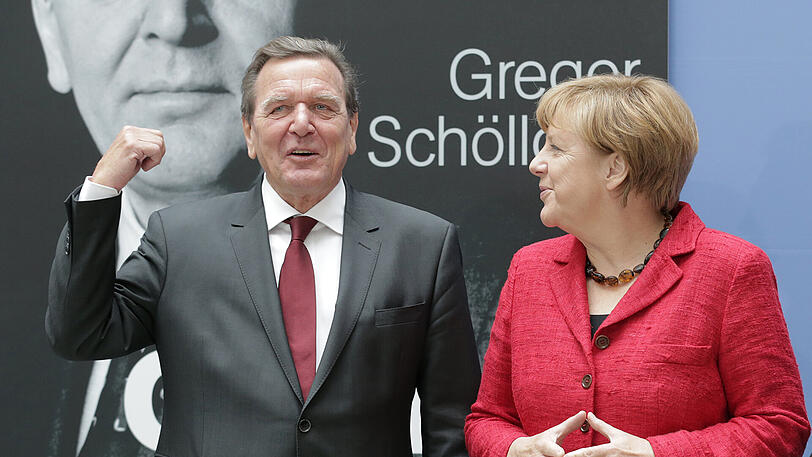 &bdquo;Gerhard Schröder hat sich um Deutschland verdient gemacht&ldquo;, sagt Angela Merkel über ihren Vorgänger (hier beide 2015).