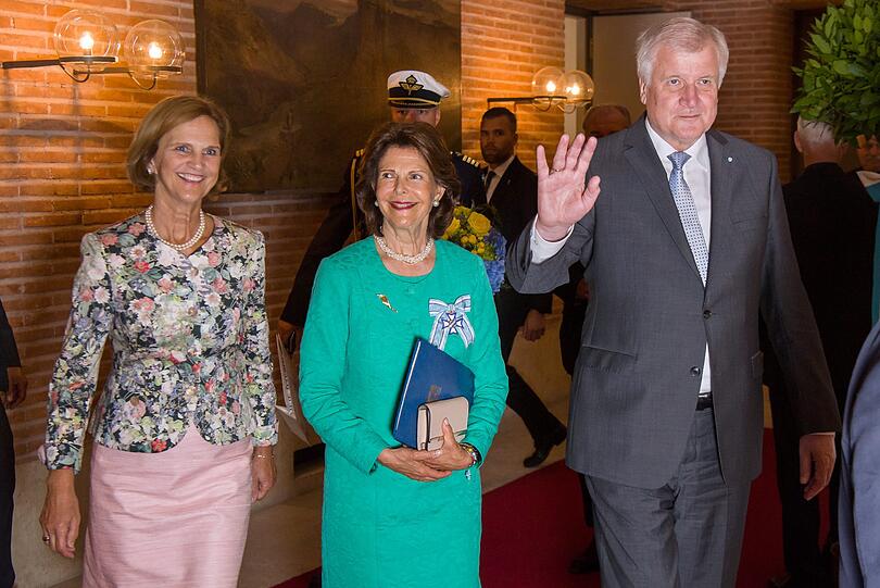 Königin Silvia verlässt am Montag das Prinz-Carl-Palais in München und trägt dabei den ihr kurz zuvor verliehenen Bayerischen Verdienstorden am Revers. Ministerpräsident Horst Seehofer und dessen Frau Karin begleiten die schwedische Königin.