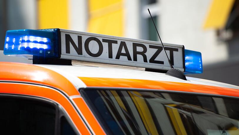 In einer Münchner Grundschule trennt ein umfallender Tisch einem siebenjährigen Schüler einen Teil seines Fingers ab. (Symbolbild) In einer Münchner Grundschule trennt ein umfallender Tisch einem siebenjährigen Schüler einen Teil seines Fingers ab. (Symbolbild)