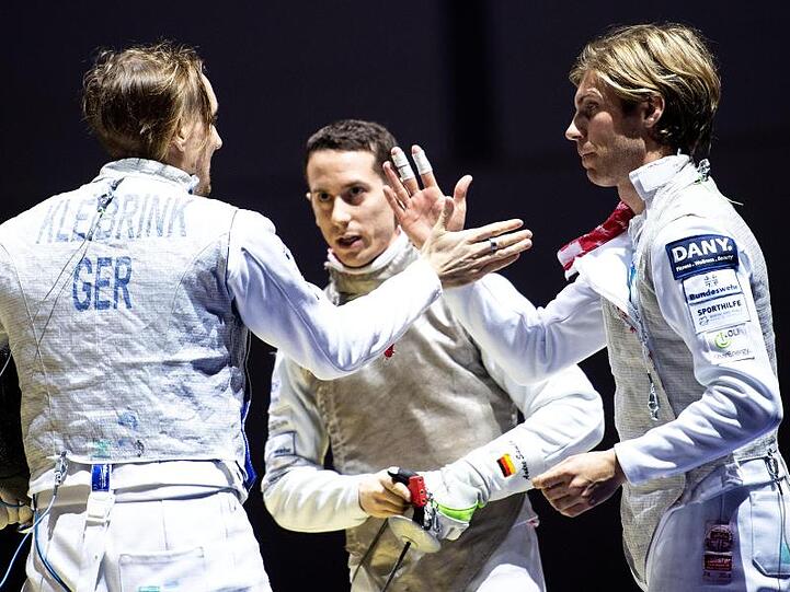 Deutschlands Florettfechter Benjamin Kleibrink (l-r), Andre Sanita und Peter Joppich klatschen sich ab.