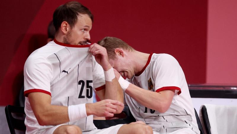 Die deutschen Handballer um Kai Häfner (l) und Timo Kastening sind im Viertelfinale gegen Ägypten ausgeschieden.