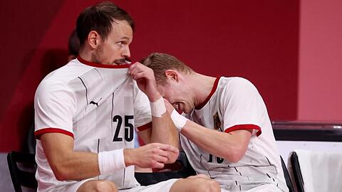 Die deutschen Handballer um Kai Häfner (l) und Timo Kastening sind im Viertelfinale gegen Ägypten ausgeschieden.