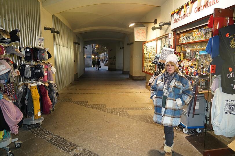 "Toter Winkel": Sonya Beyerlein verkauft Zigaretten und Souvenirs. Kunden kommen nur noch wenige, seitdem Karstadt Sports dichtgemacht hat.