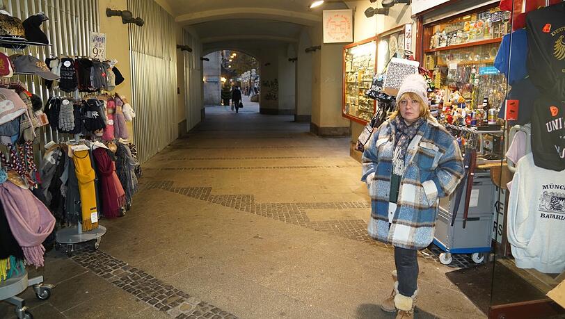 "Toter Winkel": Sonya Beyerlein verkauft Zigaretten und Souvenirs. Kunden kommen nur noch wenige, seitdem Karstadt Sports dichtgemacht hat. "Toter Winkel": Sonya Beyerlein verkauft Zigaretten und Souvenirs. Kunden kommen nur noch wenige, seitdem Karstadt Sports dichtgemacht hat.