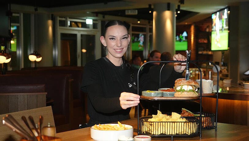 Fettige Finger sind hier Programm: Kellnerin Julia bring der AZ den Fingerfood-Tower an den Tisch. Die beiden Etageren sind reichlich bestückt und sehr beliebt bei den Gästen. Wer nicht hinlangt, ist selber schuld.